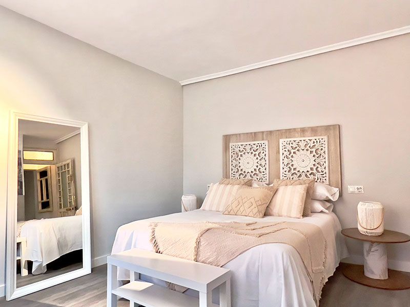 Cama de matrimonio con cabecero de madera