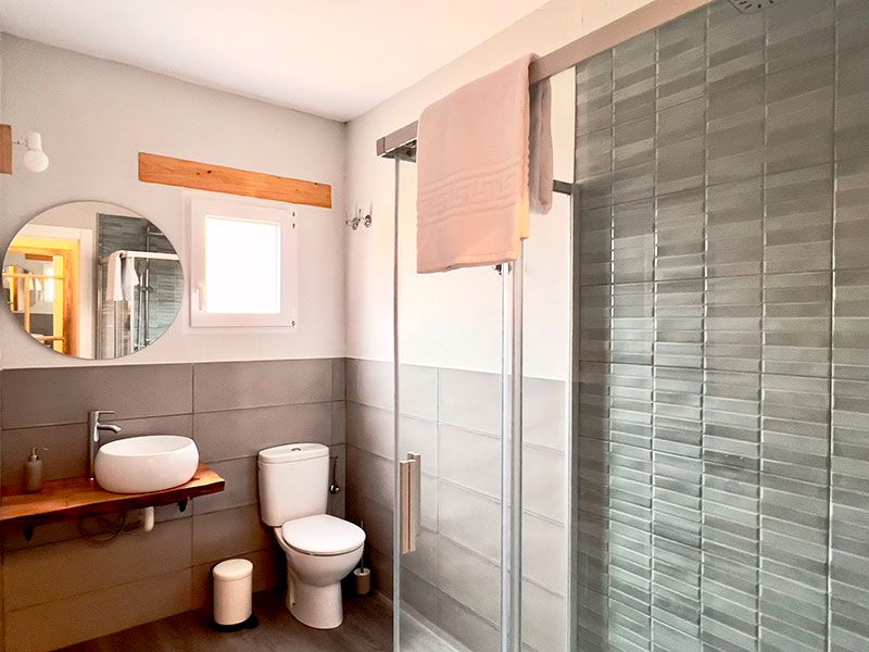 Cuarto de baño completo con inodoro, lavabo y ducha