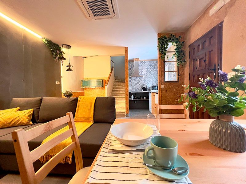 Salón cocina de madera decorado con plantas