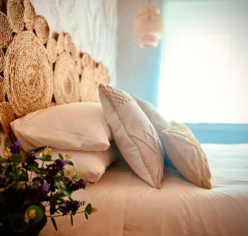 Cama de matrimonio con cabecero de mimbre