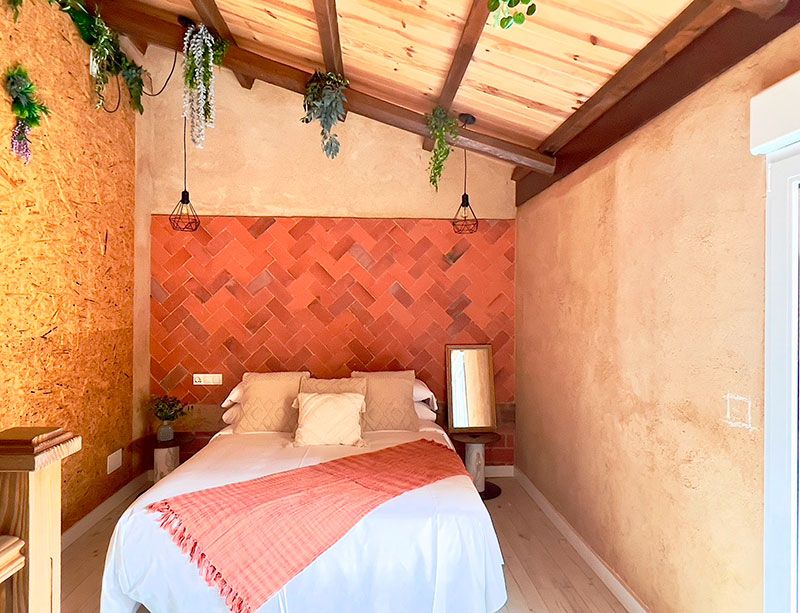 Cama de matrimonio con cabecero de azulejo en dúplex