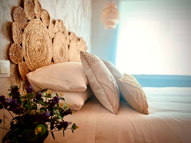 Cama de matrimonio con cabecero de mimbre